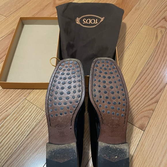 Authentic Tod’s women’s black enamel shoes. - Picture 2 of 5